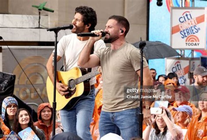 Dan + Shay Perform In London For The First Time
