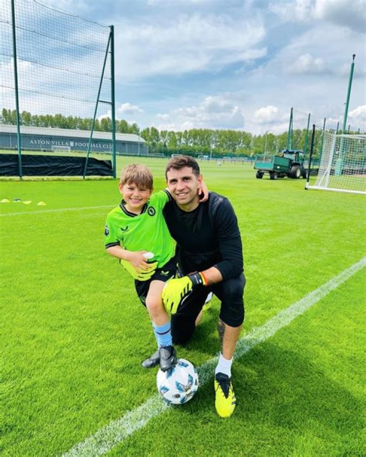 Emiliano Martinez Biography: Stats, Wife, Age, Children, Net Worth, Height, Contract