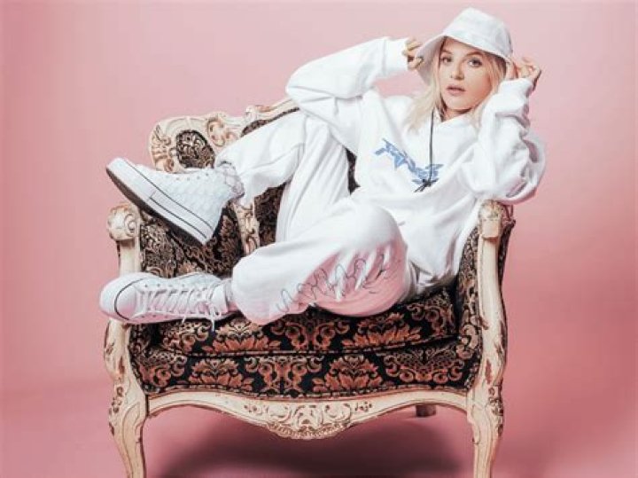 GG Magree Hooks Up with Joey Fleming on “Nervous Habits”