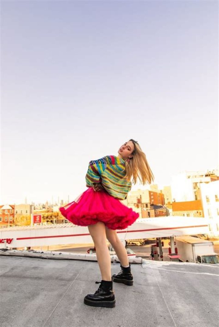 Interview: NYC-based Dutch singer Stevie Bill about the new single "Messy," and the upcoming release of her debut EP