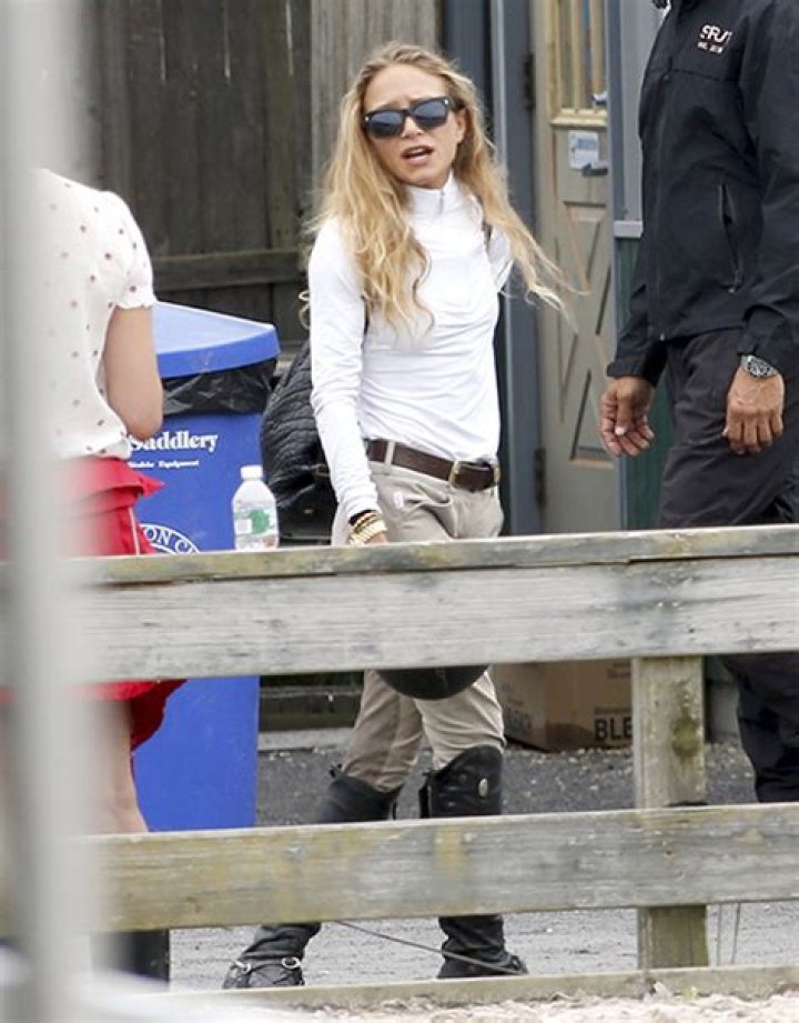 Mary-Kate Olsen Frighteningly Skinny And Sickly In New Bathing Suit Pic: Battling Eating Disorder?