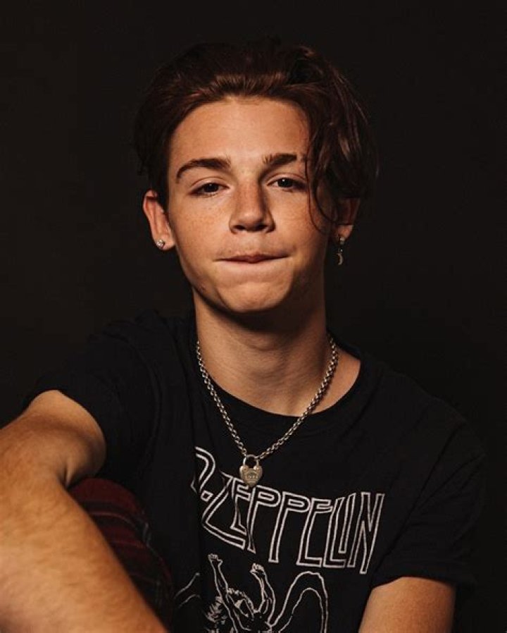 Payton Moormeier drops sizzling sophomore track 'Habits'