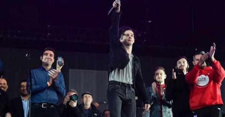 The 1975 Lead "Noisy" Tribute To Manchester Terror Attack Victims