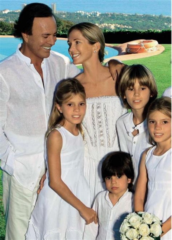 Who Is Julio Iglesias? Wiki, Age, Height, Wife, Net Worth, Ethnicity